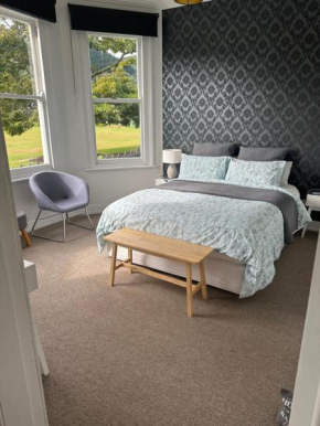 RENWICK IN THE CITY NELSON, 10min walk to city centre, full kitchen, fast fibre wifi, drive 13min to Airport, 5min to Hospital, quiet street, dog friendly
